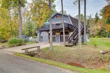 Quinta ou Casa Rural Bradford Lake House W/ Dock: Near Wineries!