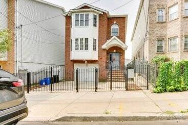 کلبه Chic Centrally Located Newark Home W/ Shared Yard!