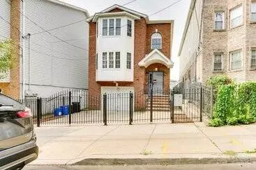 コテージ Chic Centrally Located Newark Home W/ Shared Yard!
