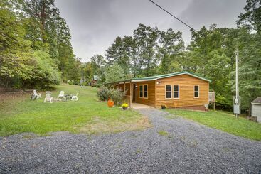 Hus på landet Cozy Virginia Escape W/ Deck, Grill & Fire Pit!