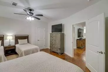 コテージ Luxury Lakefront Retreat W/ Deck & Patio!