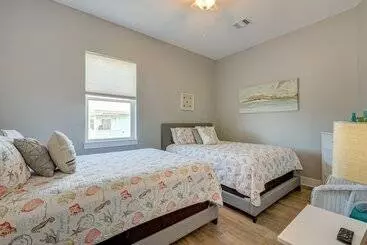 Casa Rural Galveston Home W/ Outdoor Shower: Steps To Beach!