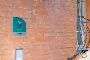 مسافرخانه Hotiday Room Collection Ferrara