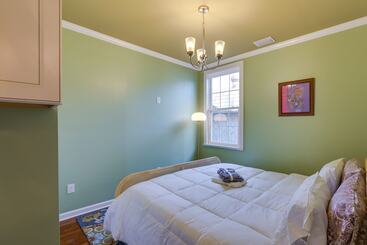 Inviting Quincy Cottage: Walk To Historic Downtown