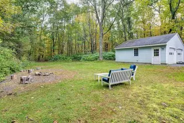 Mökkimajoitus Near Beach: Pet Friendly Getaway W/ Yard