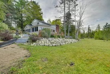 Mökkimajoitus Riverfront Cheboygan Cabin W/ Kayaks & Dock!