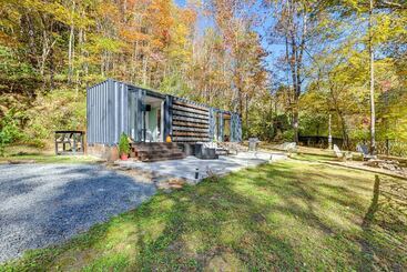 Dom wiejski Secluded Bryson City Tiny Cabin Near River Access!