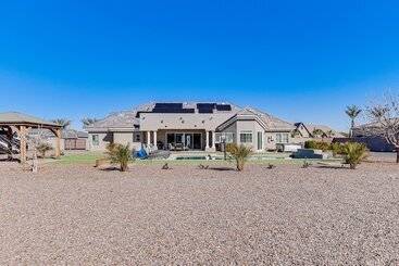 کلبه Spacious Queen Creek Home W/ Hot Tub & Pool!