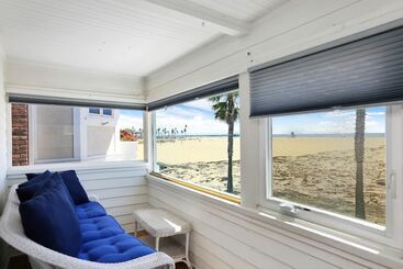 별장 Stunning Beachfront Home In Prime Newport Location