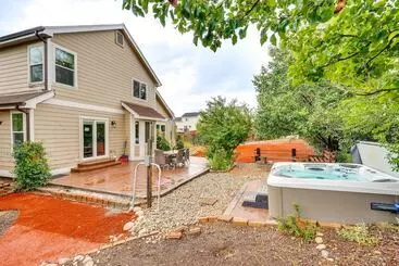 Mökkimajoitus Fountain Retreat W/ Private Hot Tub & Fire Pit