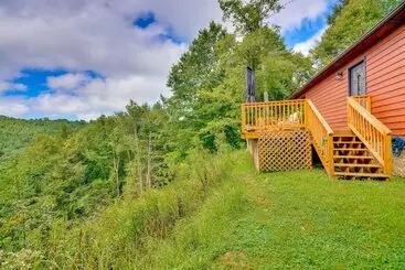 Mökkimajoitus Mtn View + Fire Pit: Pet Friendly Woodlawn Cabin!