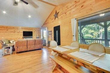 별장 Mtn View + Fire Pit: Pet Friendly Woodlawn Cabin!
