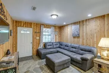 Mökkimajoitus Riverfront Briceville Cabin W/ Patio & Fire Pit!