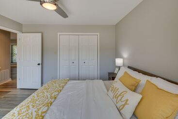 کلبه Peaceful Hot Springs Home: Deck W/ Water Views!