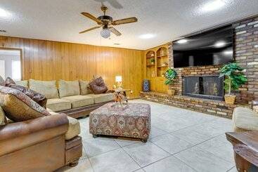 بيت ريفى Spacious Little Rock Home W/ Patio   9 Mi To Dtwn!