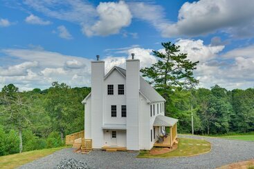 Hus på landet Timeless Hillsville Farmhouse: Blue Ridge Parkway!