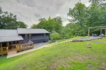 Mökkimajoitus Spacious Sevierville Cabin W/ Hot Tub & Game Room!