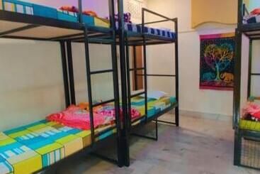 Aanand Palace Hostel