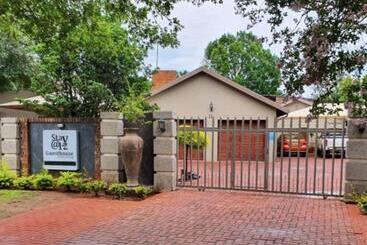 פנסיון Stay At 12 Guesthouse And Selfcatering