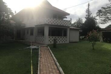 ペンション Whispers Guest House