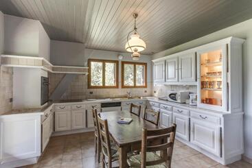 Отель Apartment Of 200m2, View Lake And Mountains