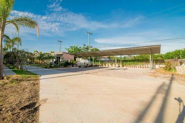 אתר נופש Baan Nut Tawan