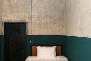 Hotel Sundays Café &