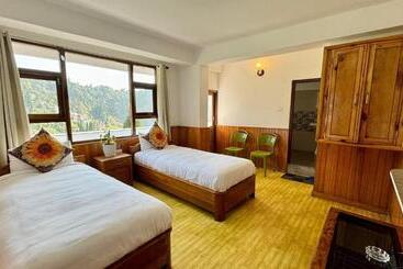 Hotel Darjeeling Hillside Inn