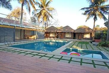 호텔 Indo Bali Poolside Resort In Bangalore