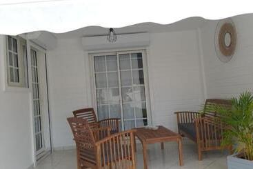 تختخواب و صبحانه L Instant Present