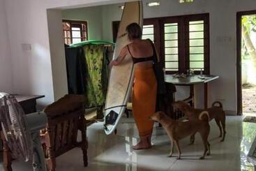 膳宿费 Sirimedura Home Stay