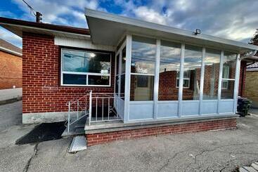 Panzió Toronto Uptown 3 Bus To Downtown