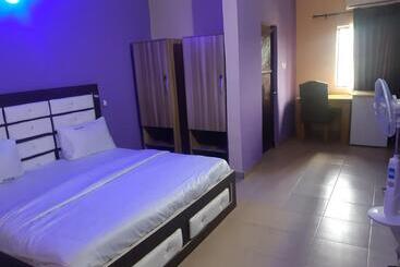 Block 3 Hotel And Suites