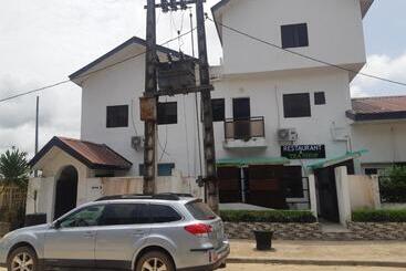 Block 3 Hotel And Suites