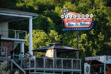 Hotelli Riverboat Inn & Suites