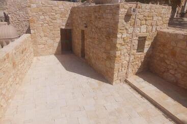 هتل Tafileh Sila A Heritage Village