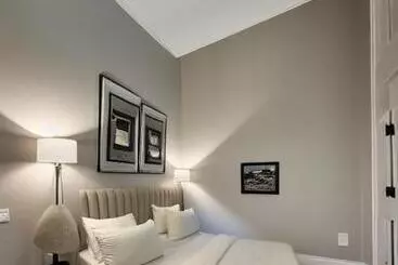 The Queen Airport Hotel Round Trip Airport Service