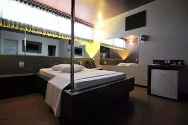 Status Motel