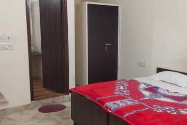 Roomshala 125 Hotel Maharaja