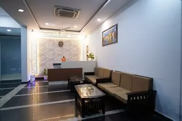 ホテル Golden Hut Derabassi