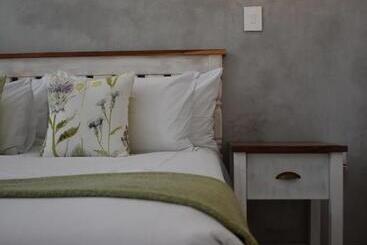 پانسیون Symponia Guest House