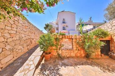 Hotel Tübin Kültür Evi