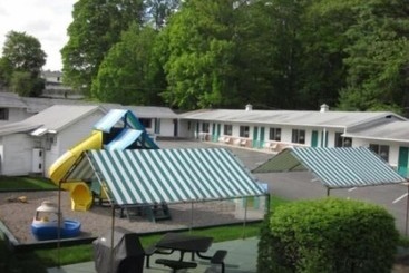 Brookside Motel & Cabins