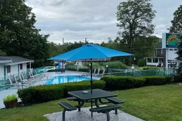 Brookside Motel & Cabins
