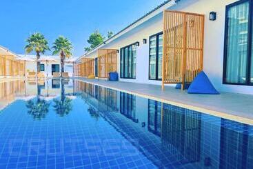 Hotel Cruises The Pool Access