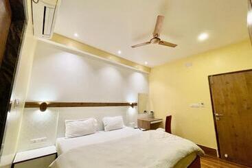 Hotel Shivam ! Varanasi होटल शिवम హోటల్ శివం ஹோட்டல் சிவம் Forɘigner S Choice ! Fully Air Conditioned Hote