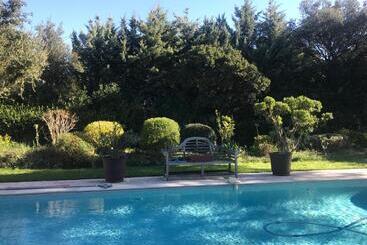 Bed and Breakfast Villa De Garrigue