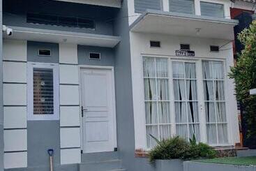 Pensão Villa Erick Batu Dekat Jatimpark 2