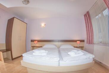 Berghi Hotel And Apartments