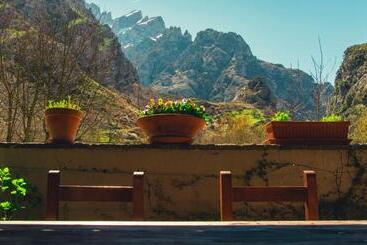 Albergue De Caín El Diablo De La Peña